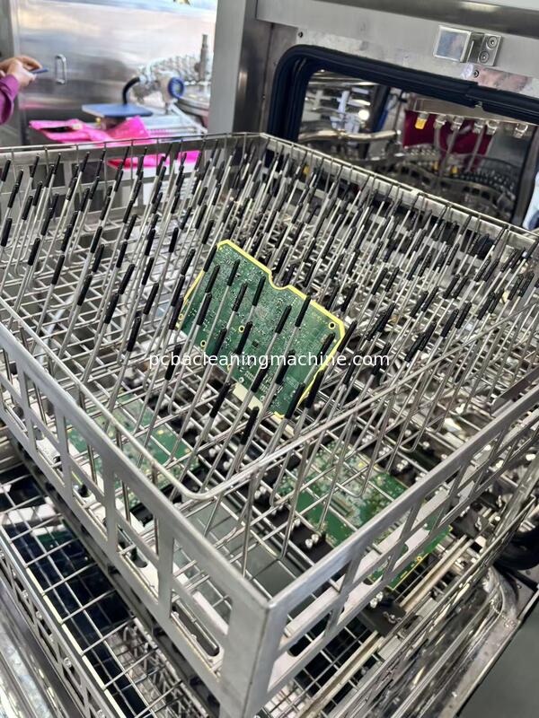 กำจัดคราบสกปรกบน PCBA โดยใช้สารทำความสะอาดเคมี SME-5600T การใช้งานหลัก: PCBA สำหรับยานยนต์, PCBA สำหรับทหาร, PCBA สำหรับการบินและอวกาศ, PCBA สำหรับโทรคมนาคม, PCBA สำหรับอุปกรณ์ทางการแพทย์, PCBA สำหรับมิเตอร์ดิจิทัล, PCBA สำหรับเครื่องจักร