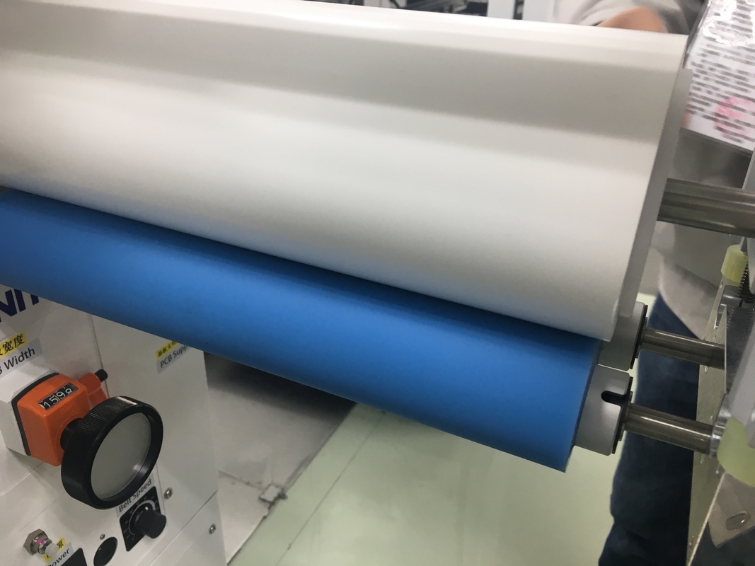 สีขาว 300 มม PCB สะอาด แอนติสแตติก แอดซีเวช์กระดาษม้วน PCB Inline Surface Cleaning Machine กระดาษม้วน